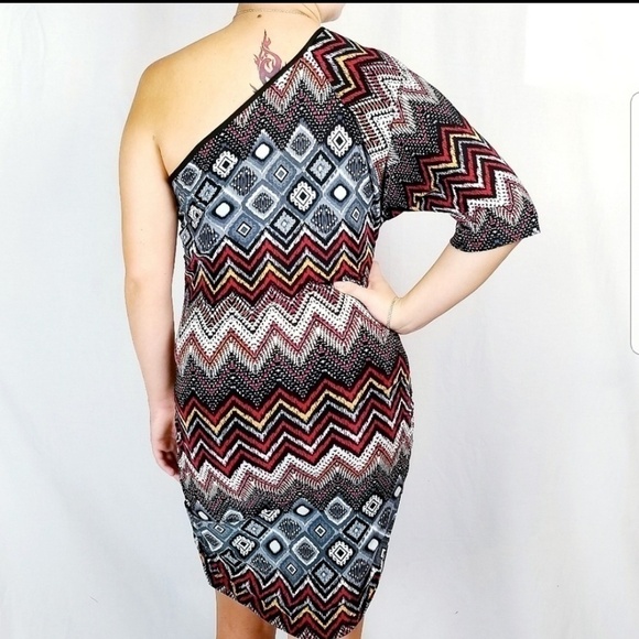Jantie zigzag L one sleeve chevron dress fitted off shoulder - Picture 3 of 5